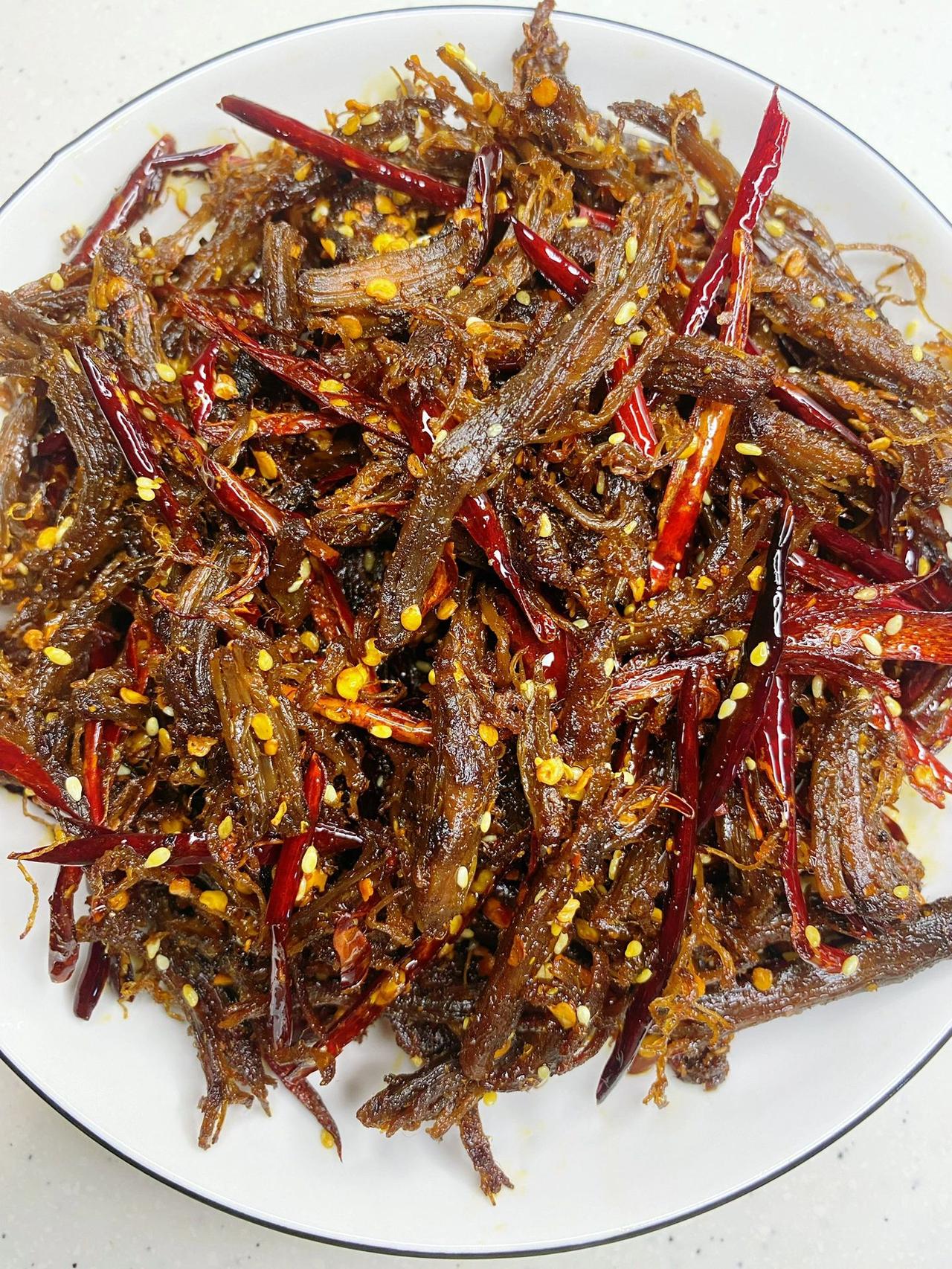 追剧解馋小零食，无添加麻辣牛肉丝！
今天又来做小零食啦！下酒追剧磨牙都可以吃！
