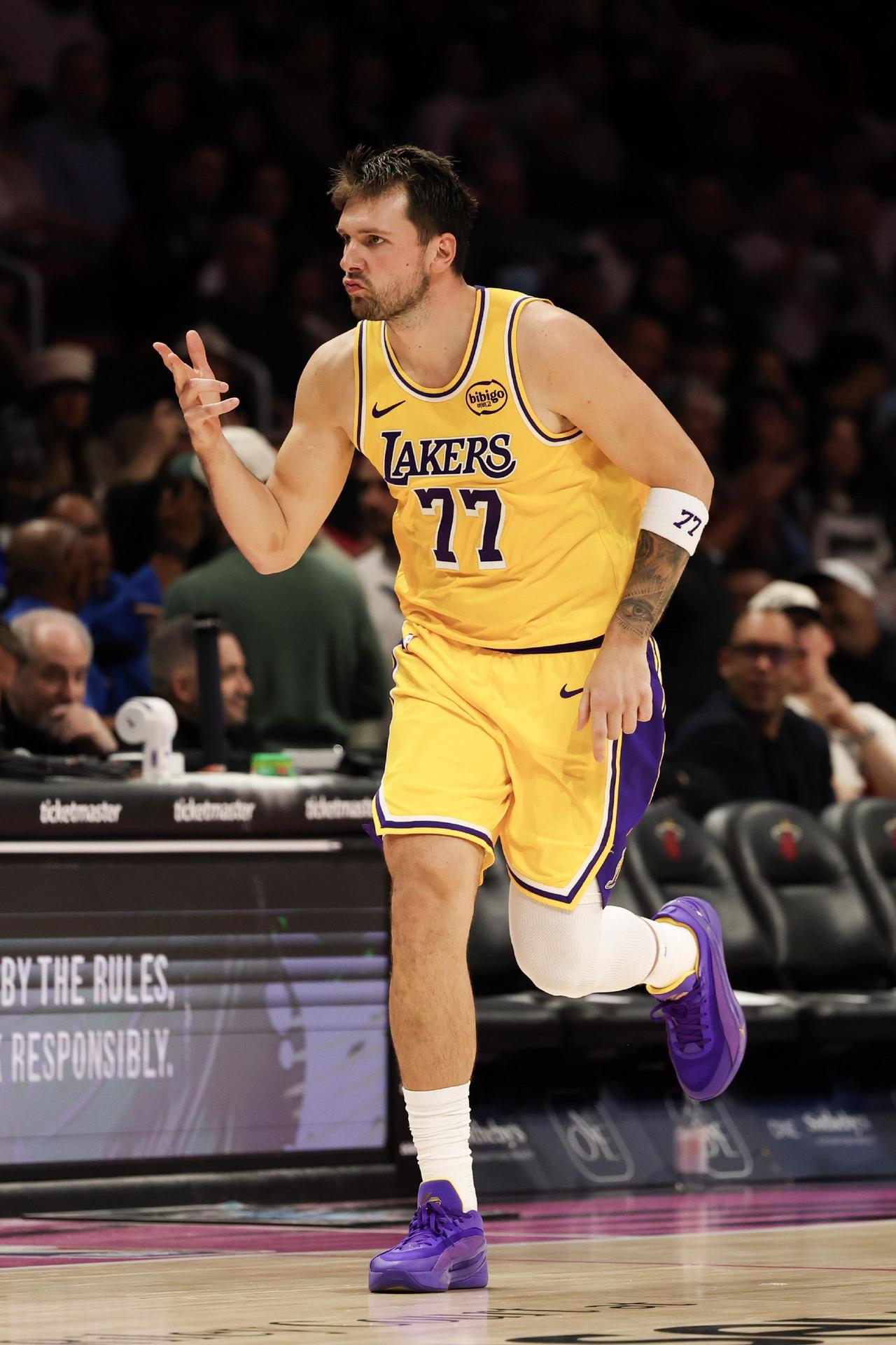 看NBA上咪咕视频，9月23日湖人记者Jovan Buha报道，湖人新赛季首发五