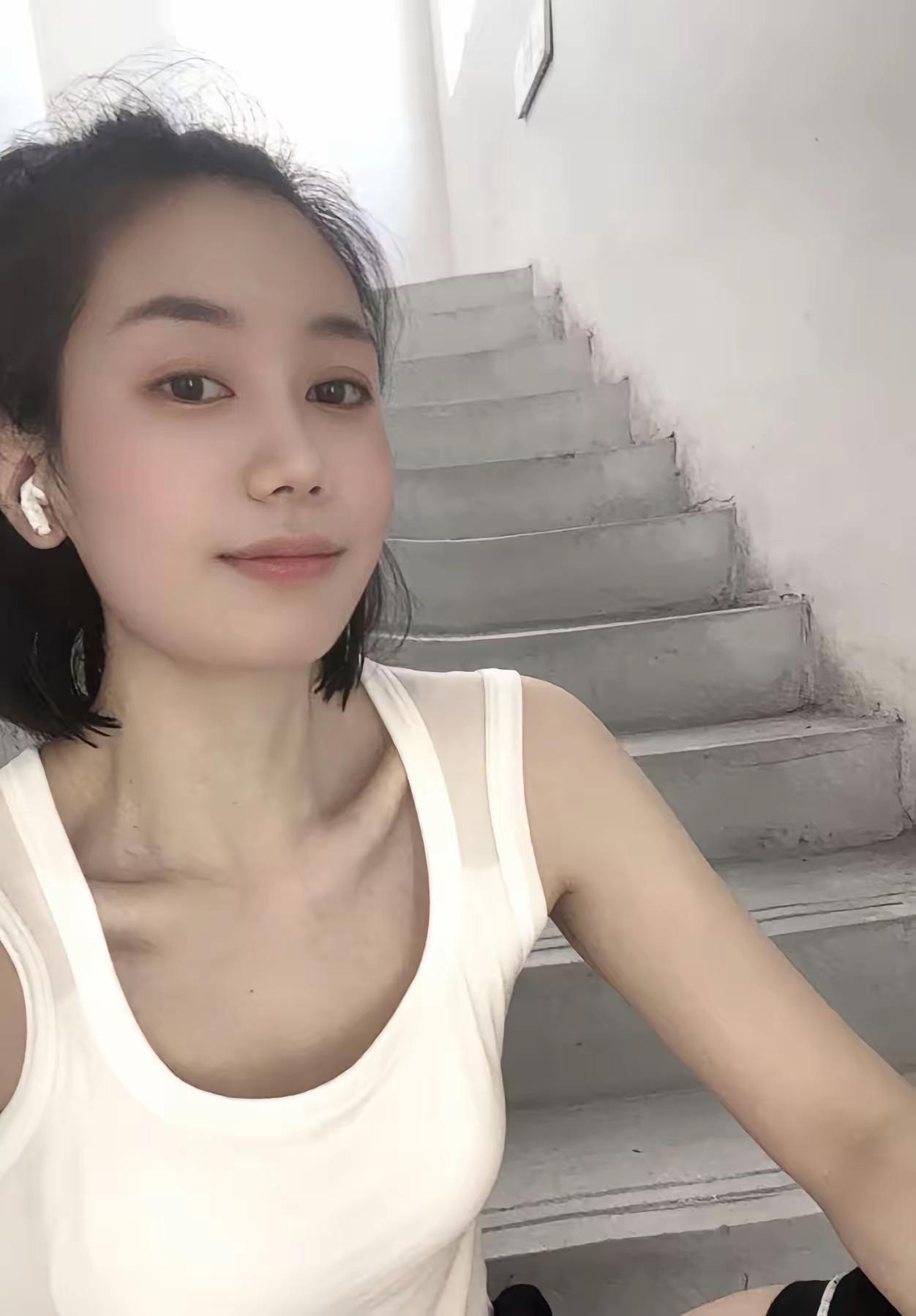 热的汗流浃背，只想脱衣服，