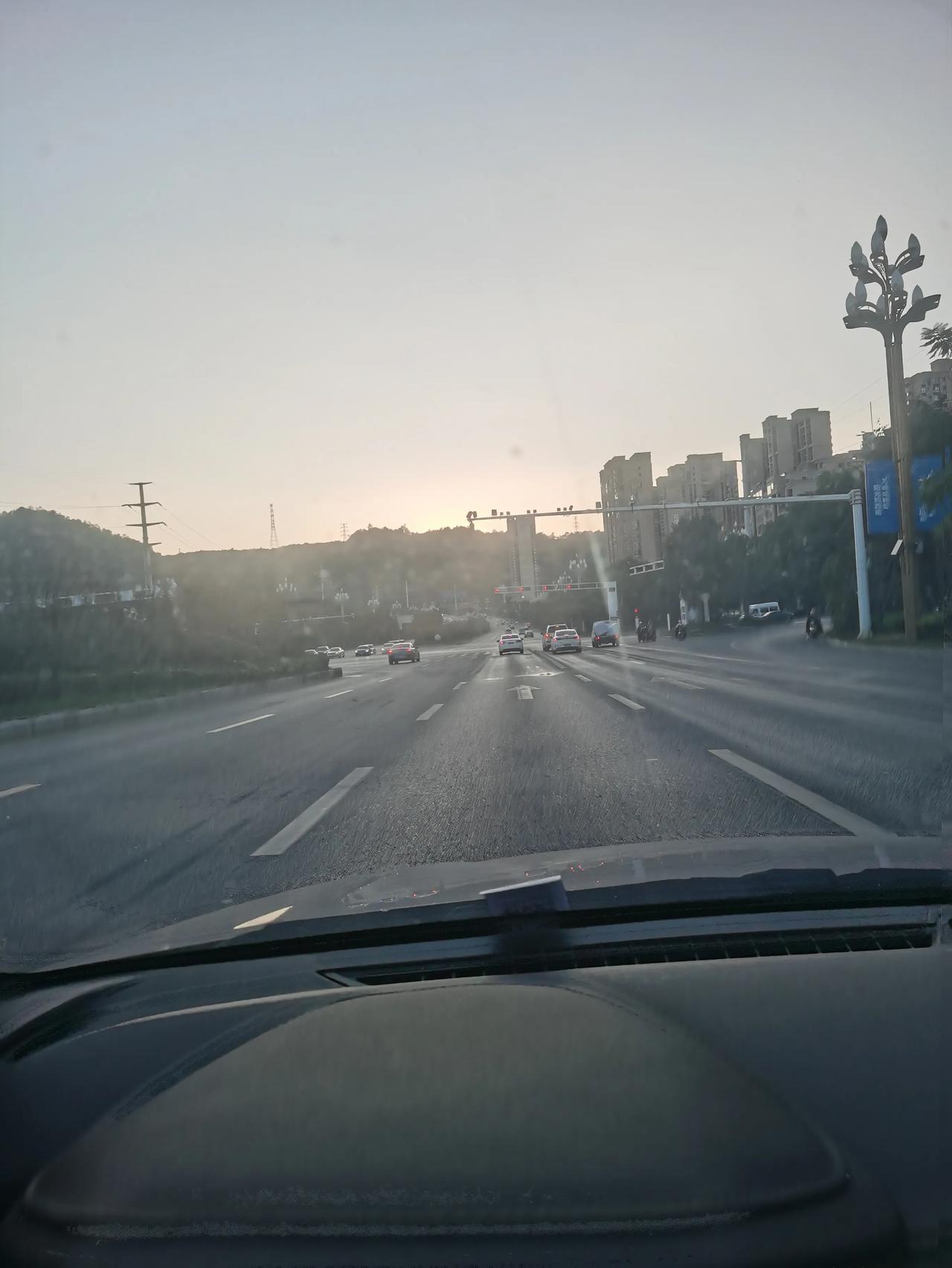 个人深刻的体会到，现在在广东打工实在是太难了，生活成本高，工资收入低，幸福感根本