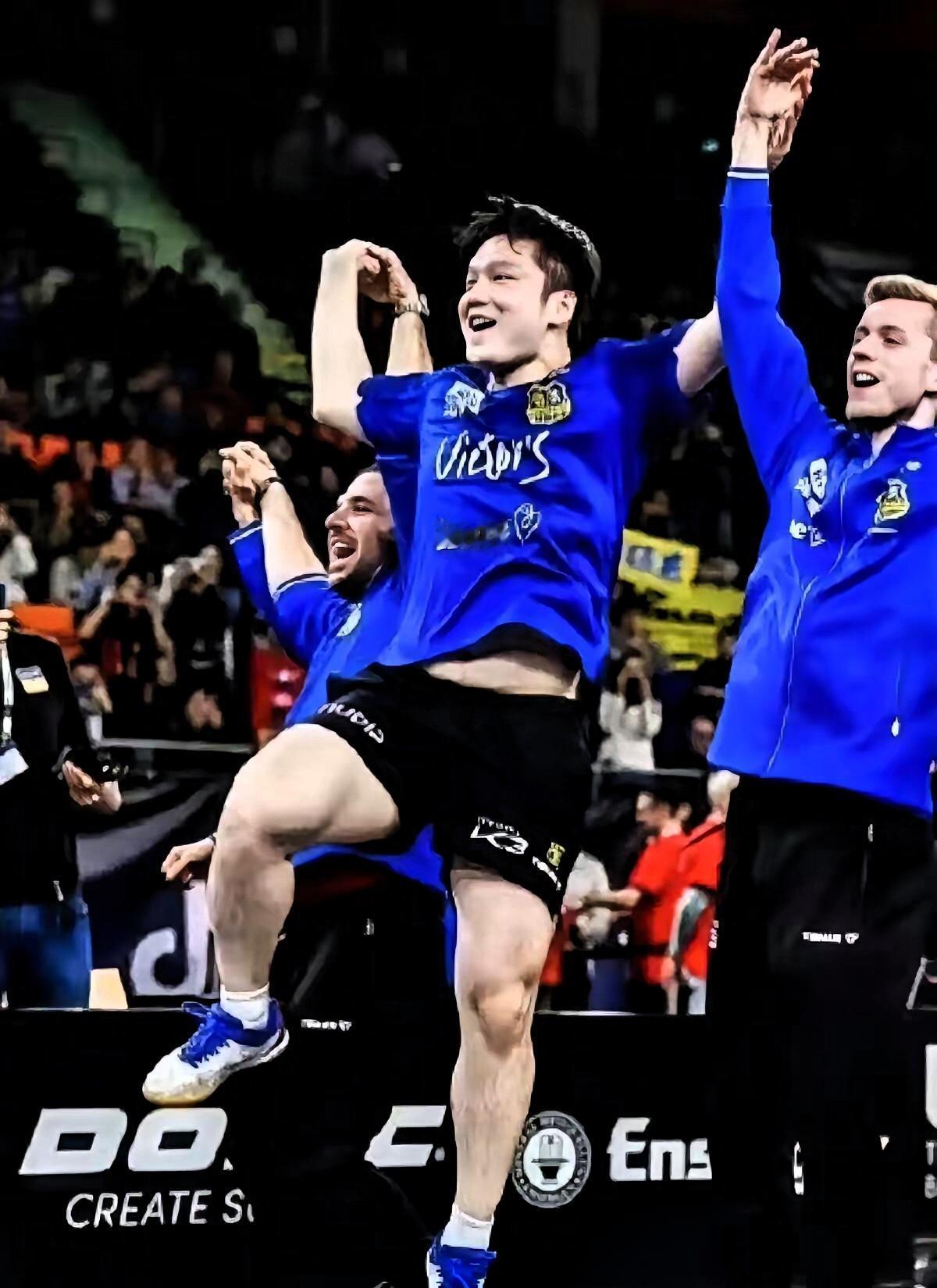 以前的樊振东：
输了挨批，赢了也被挑三拣四；
现在的樊振东：
输赢都从容，他开心