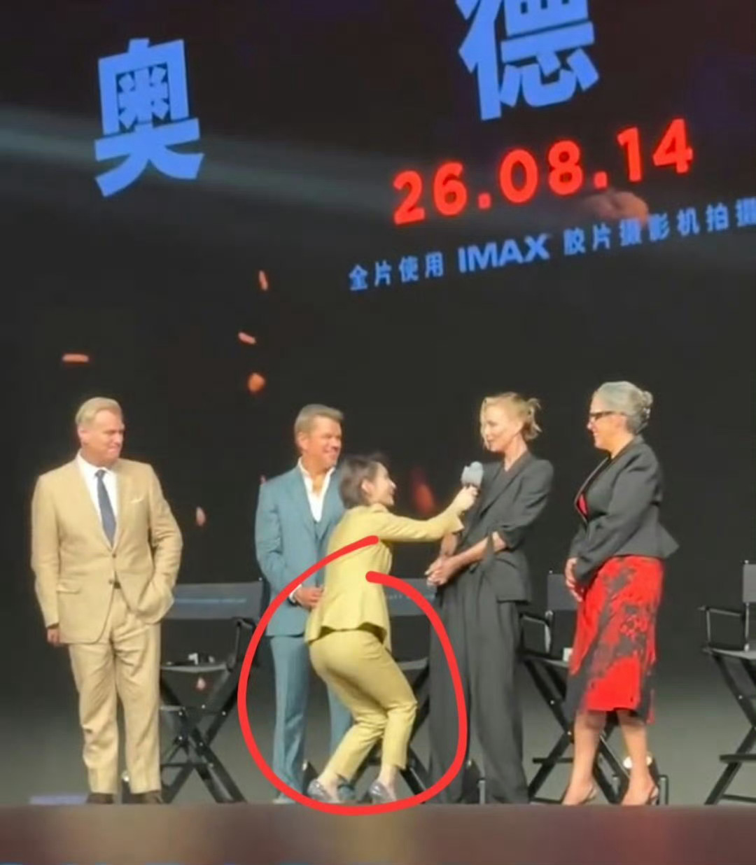 电影热度比不上一个递麦动作 站直了也挡不到演员。 