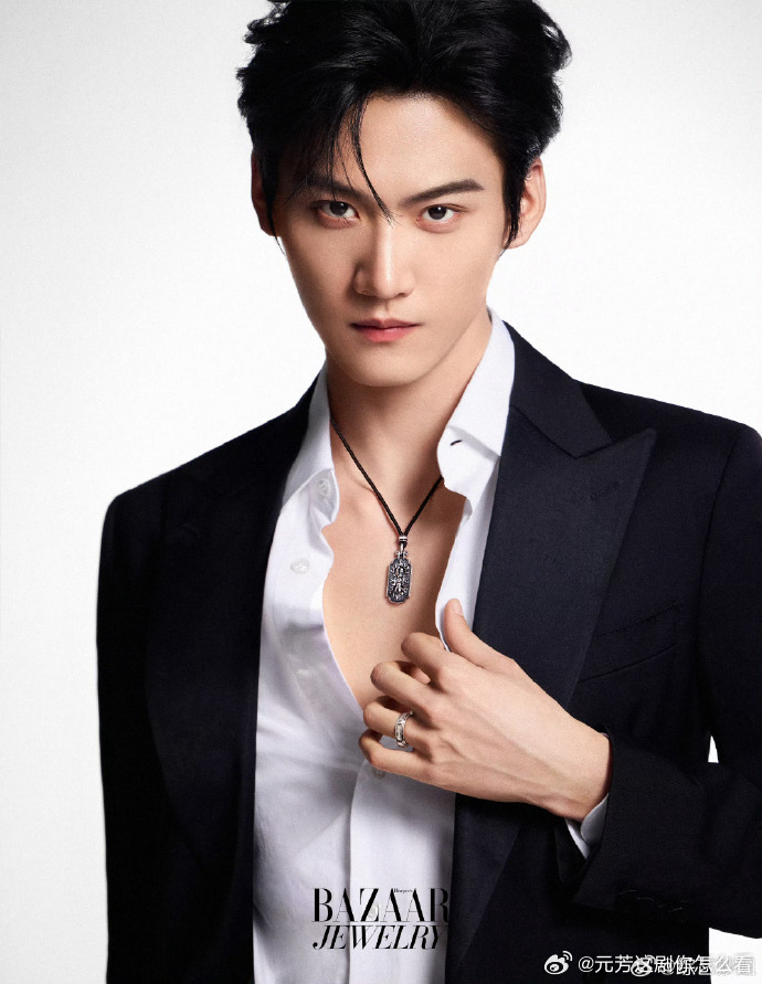 陈妍希周柯宇双A的张力感陈妍希周柯宇戴情侣戒指 黑白光影里，双A的张力感爆棚！危