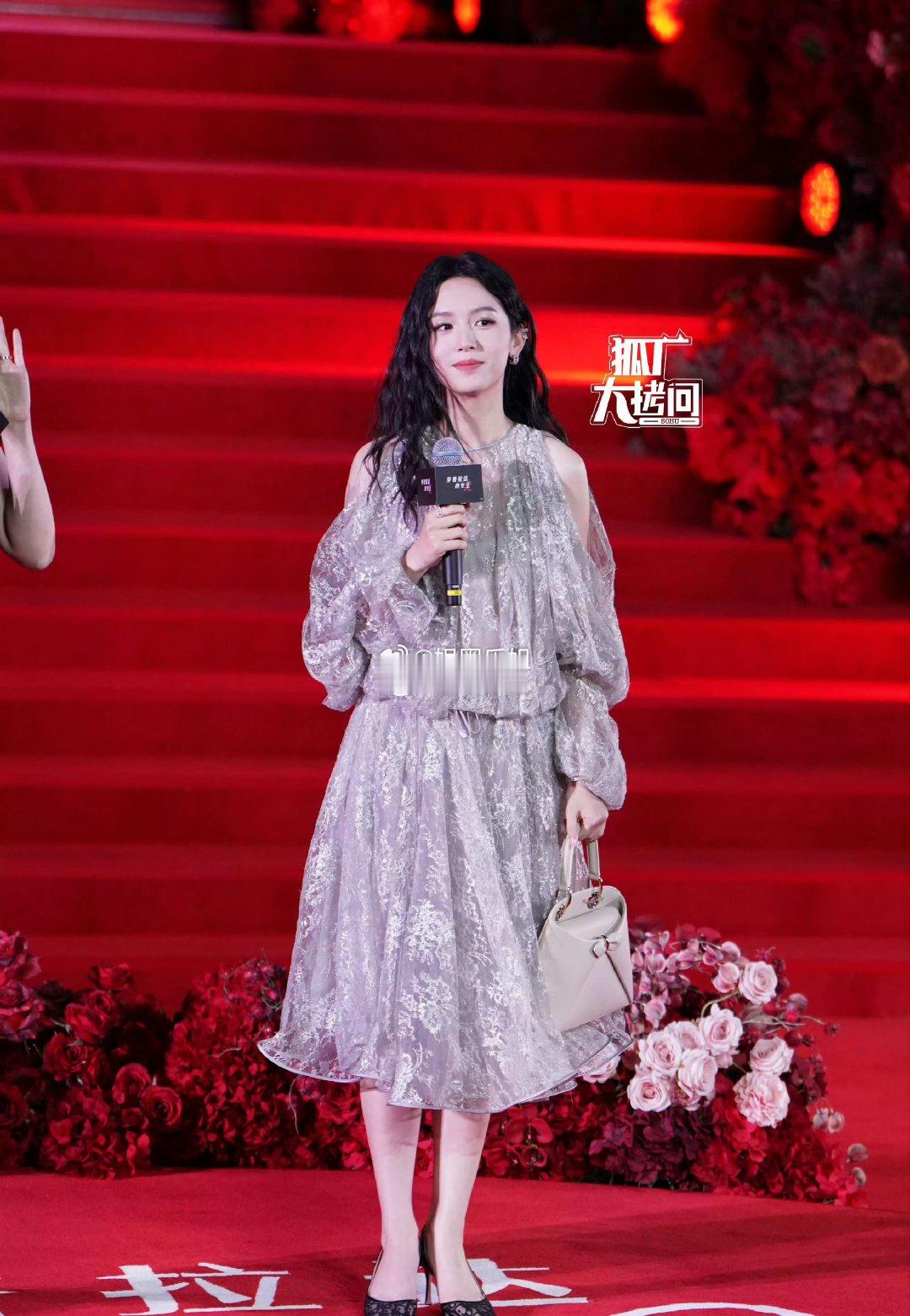 周也这次受邀，是作为中国演员代表亮相穿普拉达的女王2首映，同时周也作为迪奥品牌大