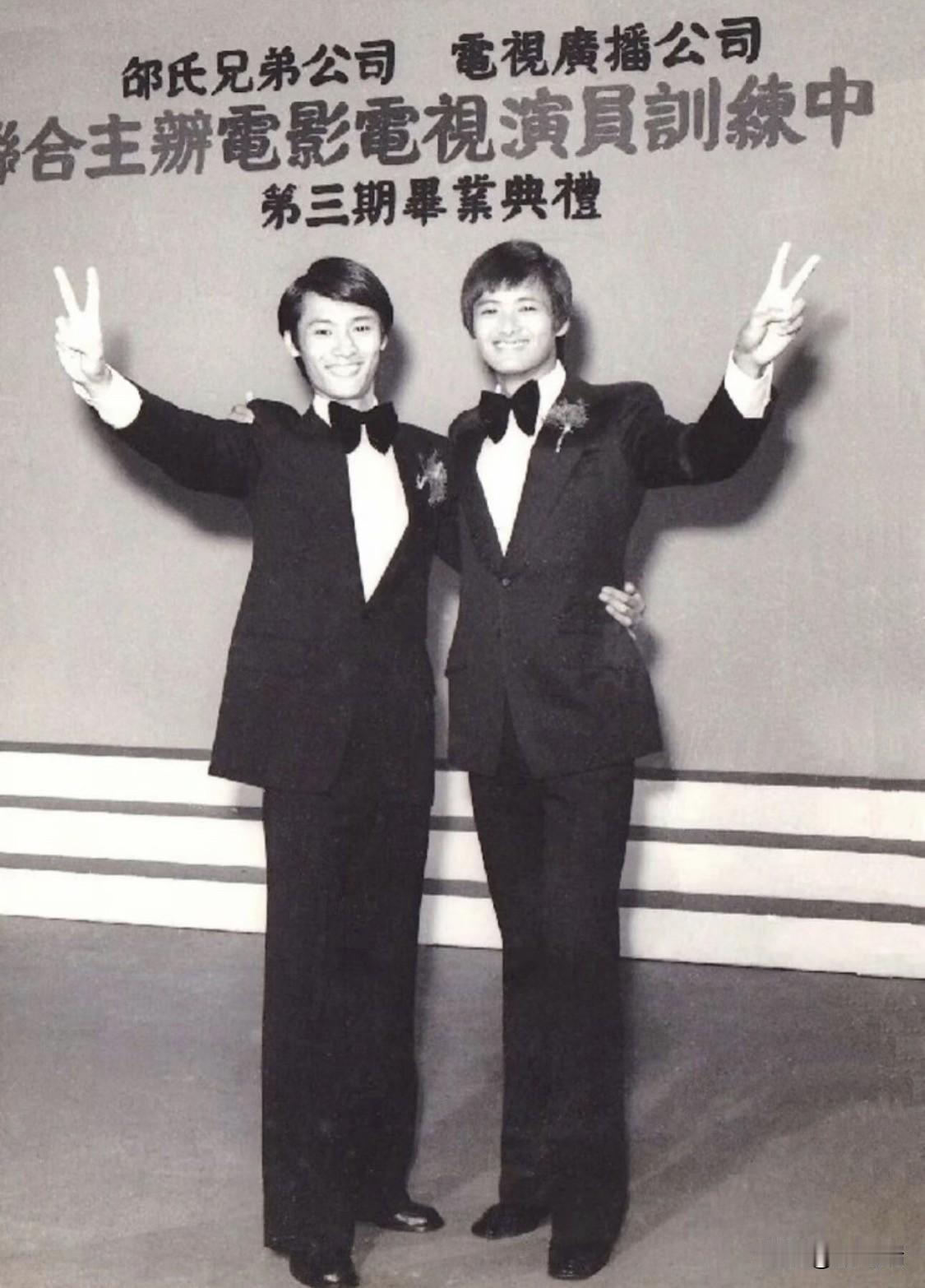 照片中与周润发合影的同学是余家伦。这张照片背后，记录了香港演艺圈一个传奇造星时代