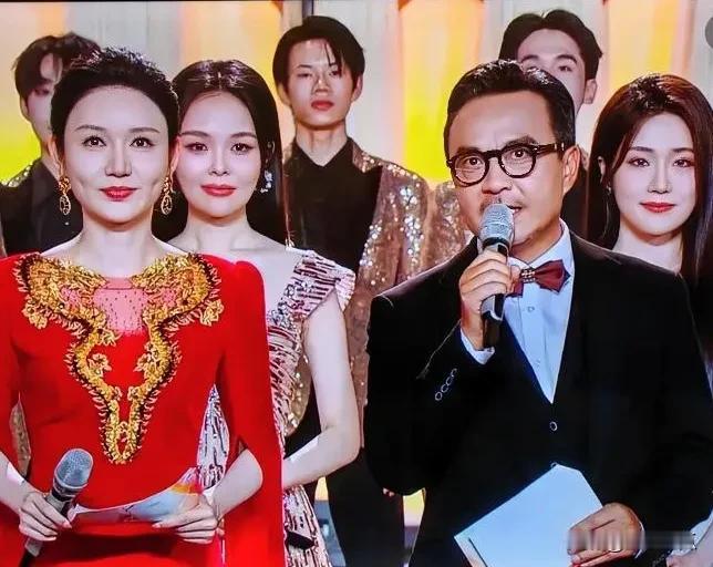 汪涵和龙洋主持金鹰节晚会，晚会群星聚首舞台闪耀，明星争奇斗艳，越来越多人喜欢观看