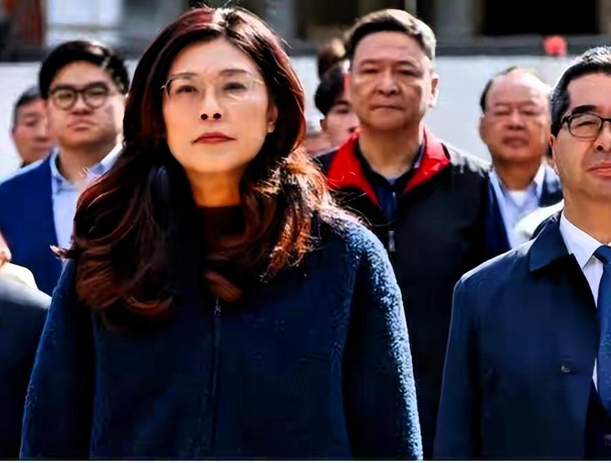 郑丽文登陆进入倒计时，台湾政坛三方势力激烈角力。赖清德、朱立伦、吴伯雄同时将目光