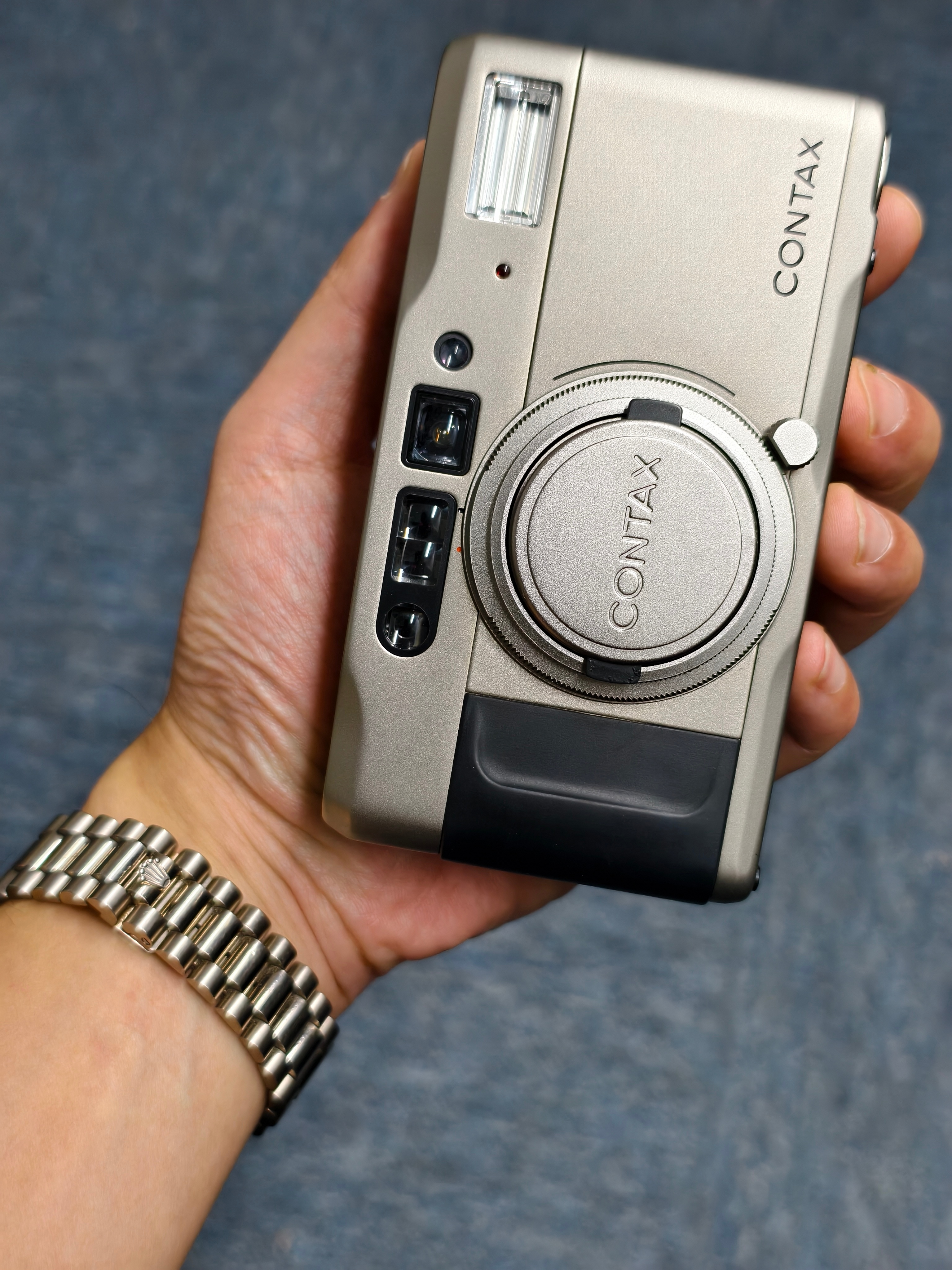 新玩具到手，CONTAX TVS，上次收了台成色一般，但是感觉这机器做工设计确实