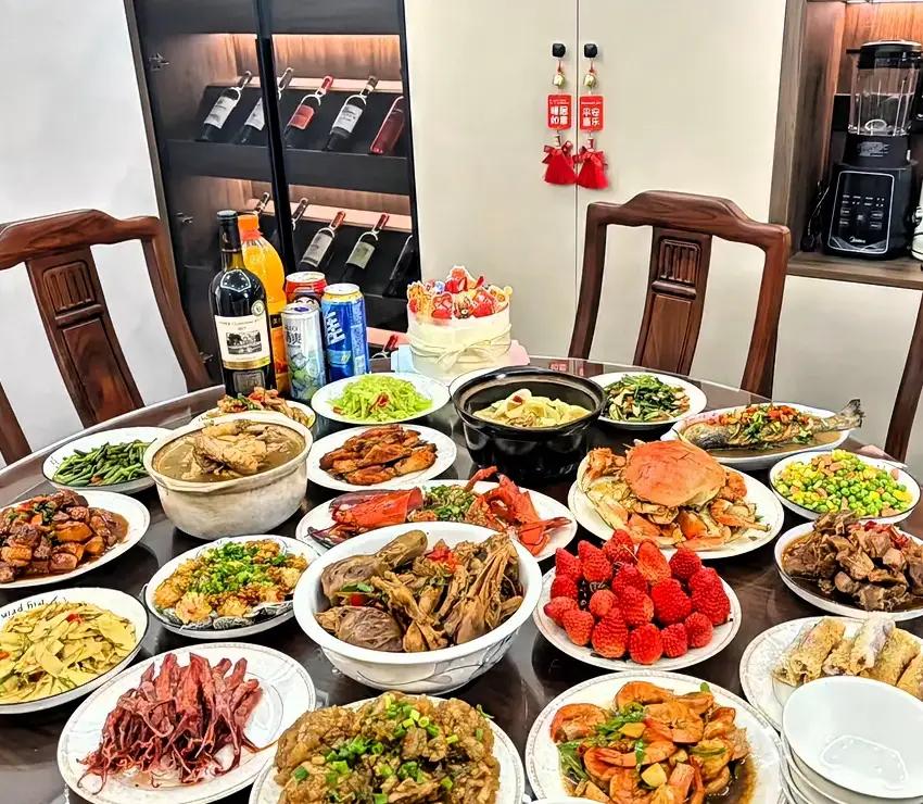 春节传统仪式感不会消退，只是在变。
以前过年，“回家过年”雷打不动，大家亲手扫尘