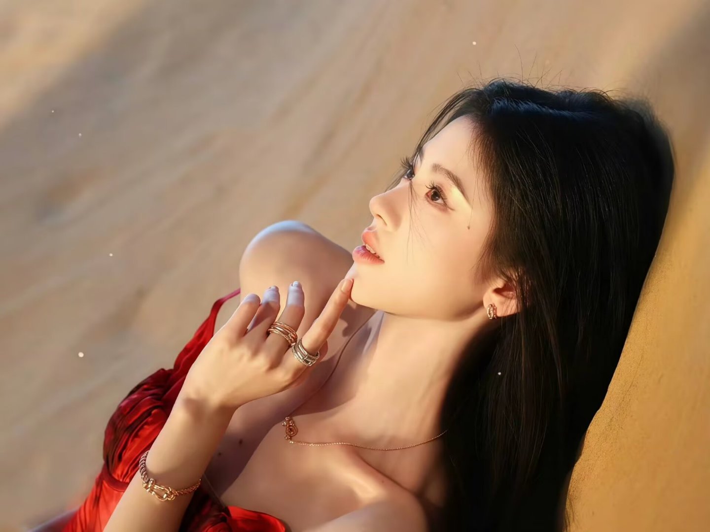 鞠婧祎七星彩 鞠婧祎 进入新的一岁，鞠婧祎用“自洽、笃定”形容自己。她对我们说，