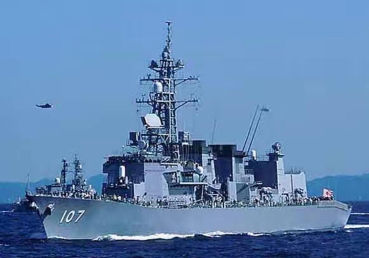 4月17日，日本海上自卫队村雨级”雷“号驱逐舰(DD-107)穿航台湾海峡，故意