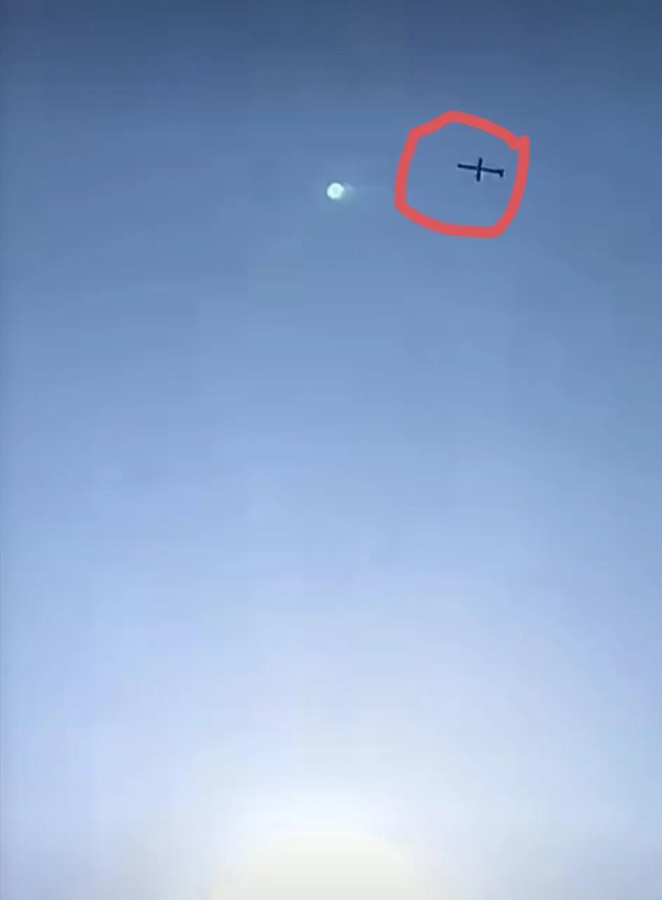 美国海军伯克级驱逐舰发射的“战斧”巡航导弹在飞向伊朗首都德黑兰。今天，美军对伊朗