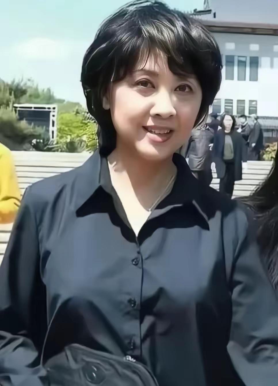 她的美无人能敌，她已经70多岁了，看着不像，顶多就是50多岁的模样
她的短发造型