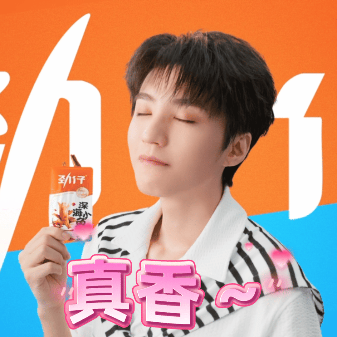 王俊凯天选劲仔来的  谁能拒绝镜头里氛围感拉满的王俊凯，整套浅色系海上穿搭干净清