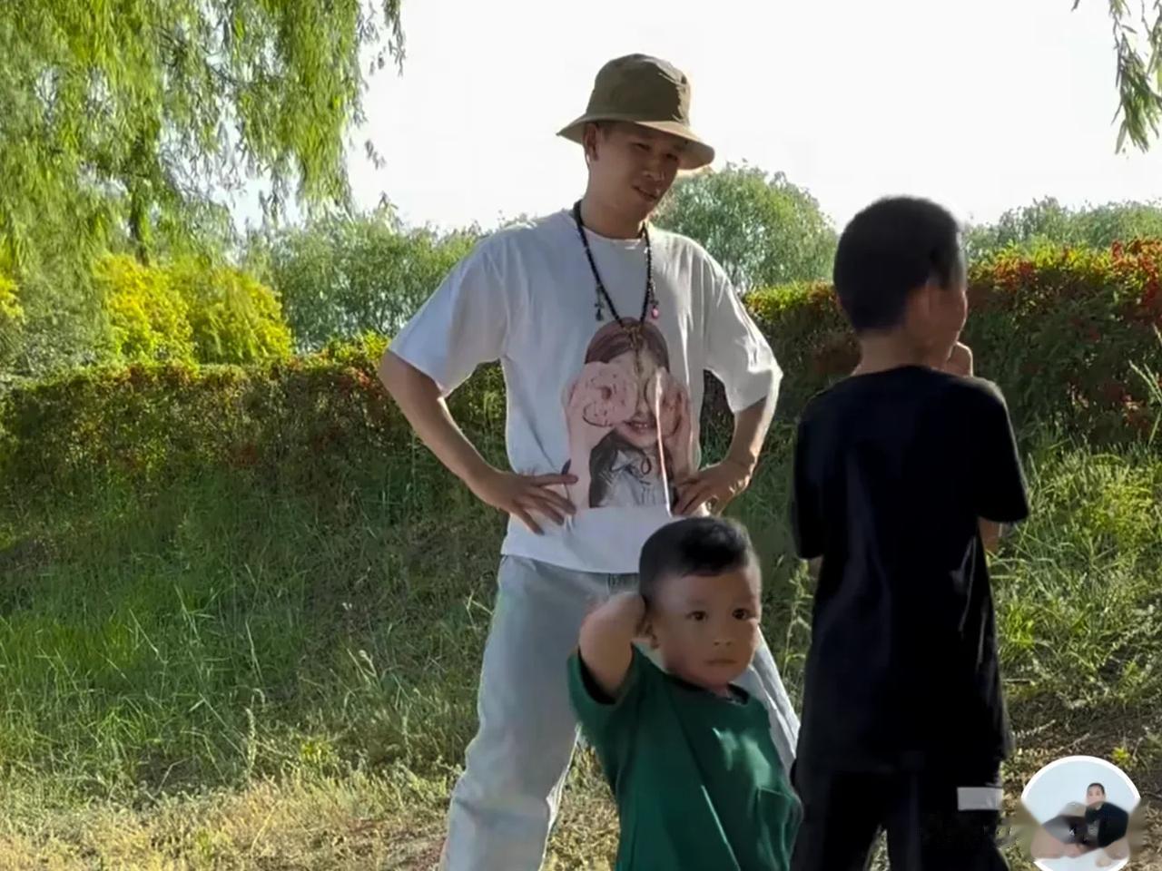 天佑直播时，有粉丝问道：二驴开始走下坡路。

天佑回复：他咋可能走下坡路？他那个