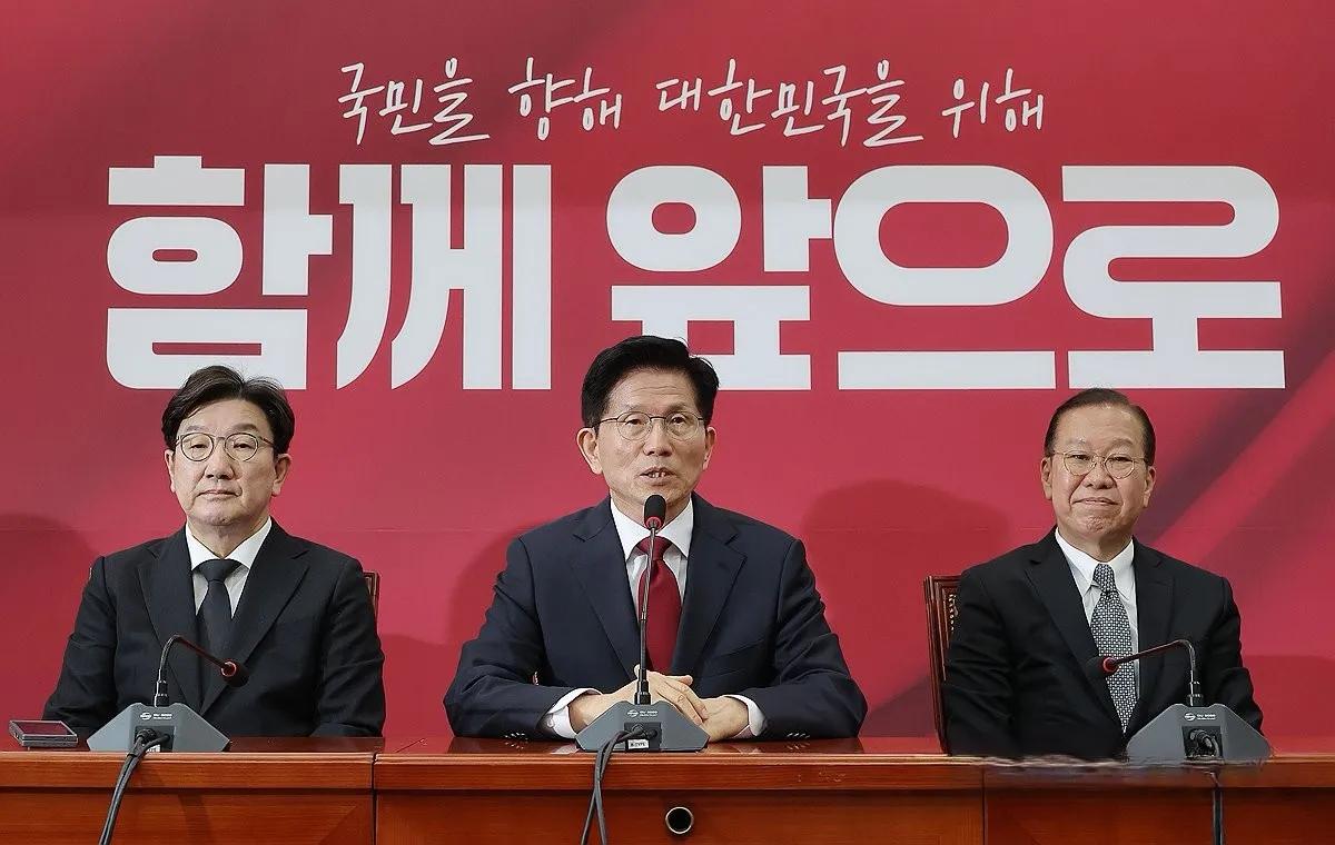 民主党认为曹喜大“司法政变”
是第三次内乱威胁要弹劾。
权性东火速“增援”。
称