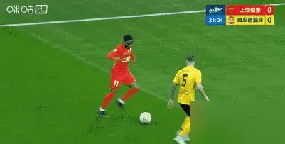 穆斯卡特的遮羞布被扯下了！19岁小孩连过五人，124万买来的核心却被死死摁在板凳