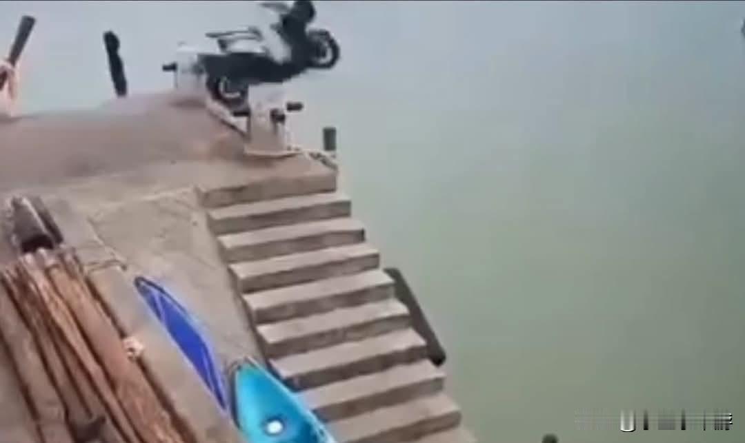 【普吉查龙码头惊悚画面流出！】摩托车直接冲落海中坠桥，车上空无一人，警方紧急追查