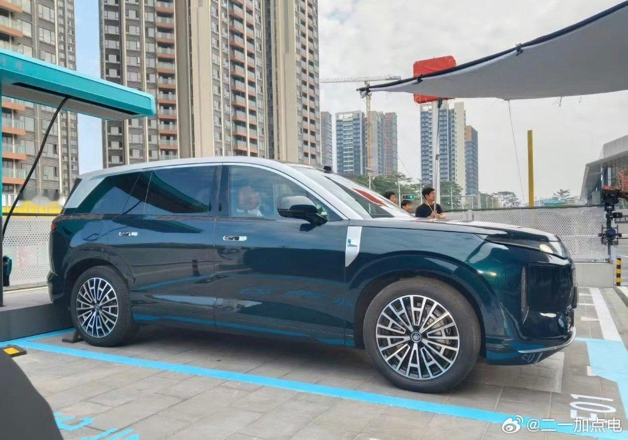 大大大…大唐！尾部线条简洁，不错D柱悬浮克制，不错但是翼子板这个饰板，还是没忍住