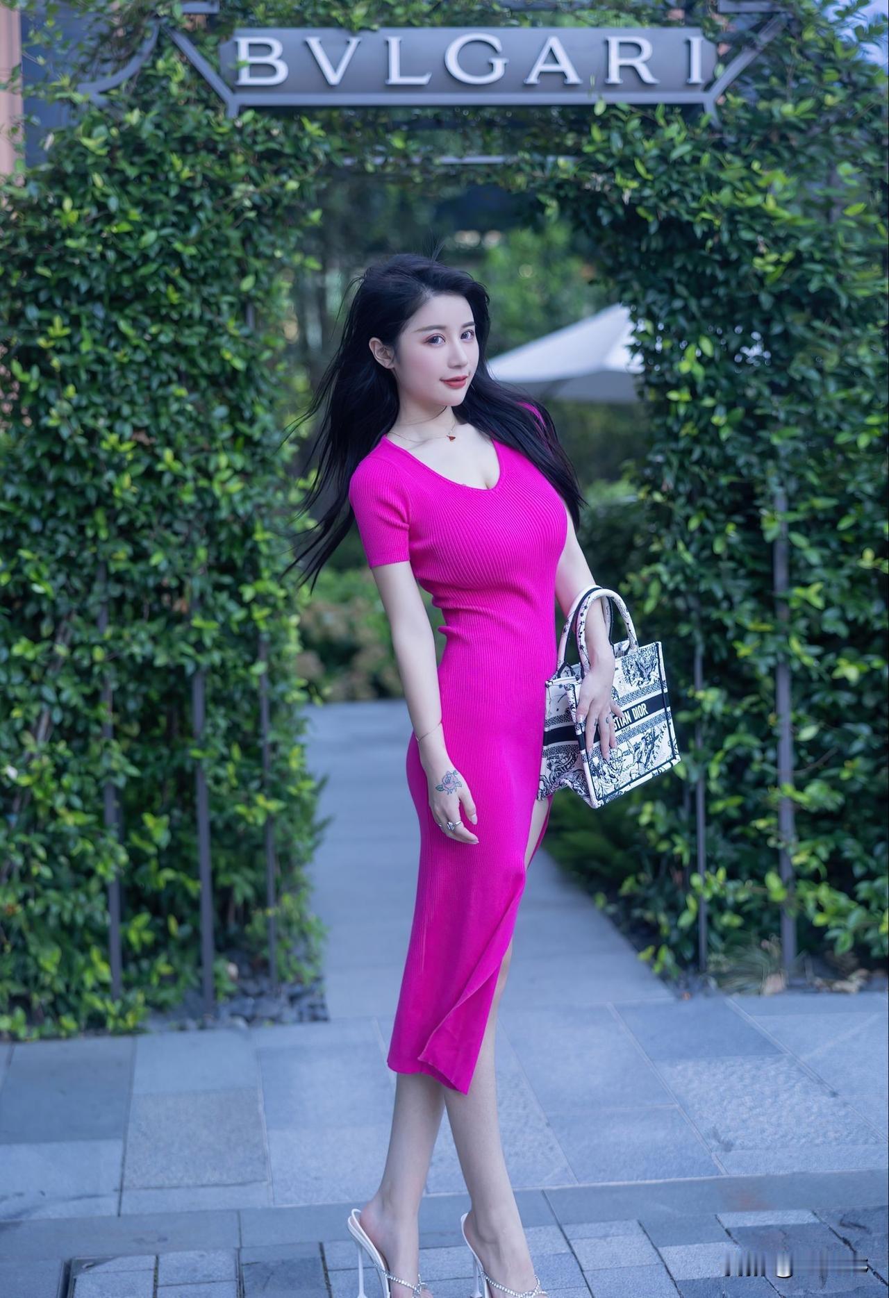 【爆款密码】玫红战袍+顶奢外景！这样发朋友圈点赞破千
拍照天花板 高级感穿搭 宝