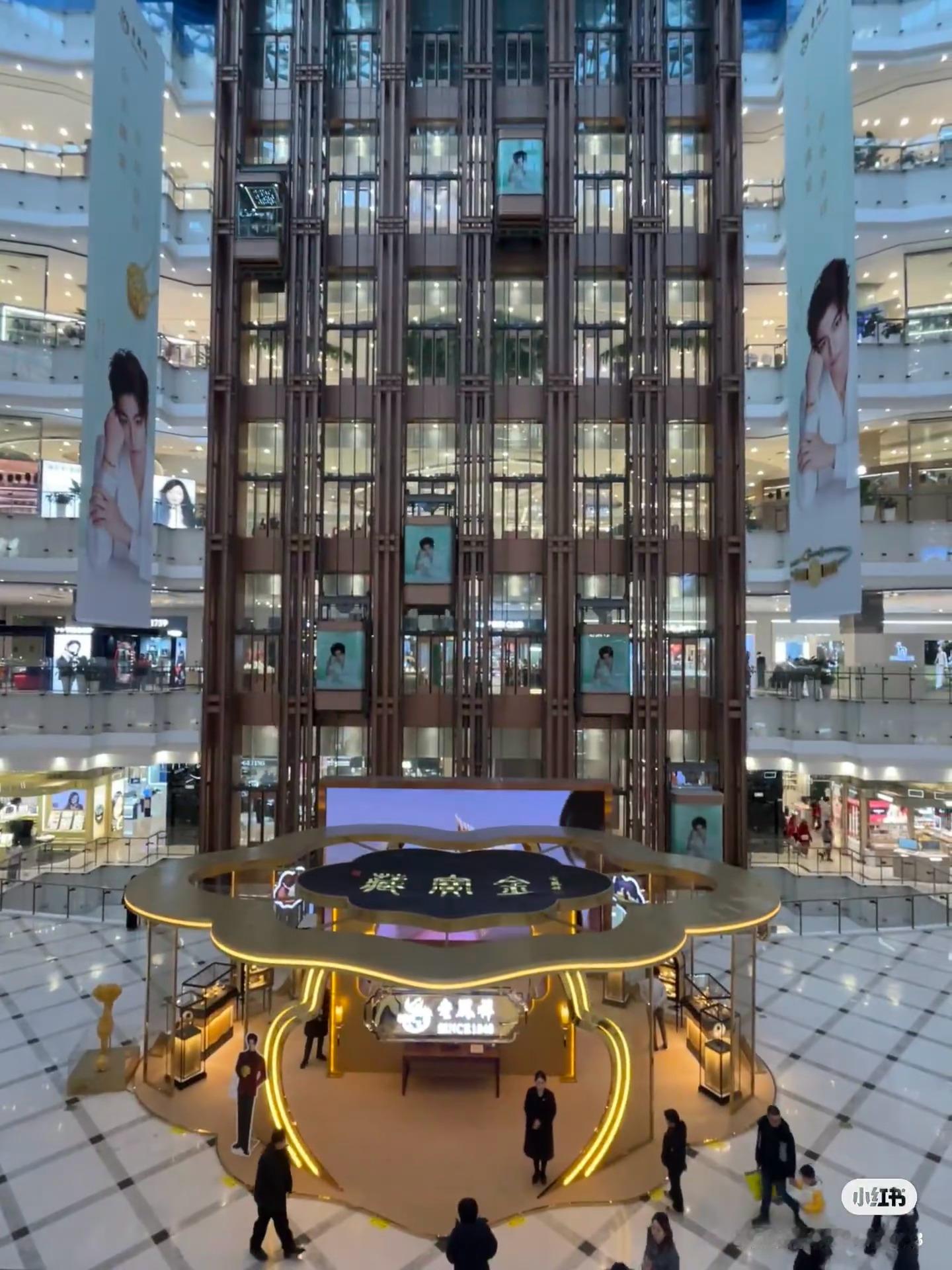 老凤祥也太会了，整个商场每个角落都有丁禹兮 