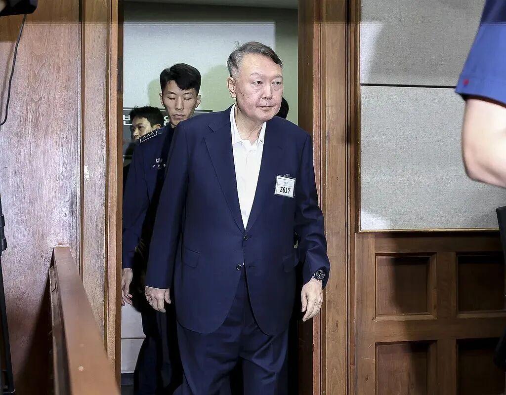 尹锡悦涉嫌使犯罪嫌疑人逃避司法追究案一审被判无罪
 韩国首尔中央地方法院11日对