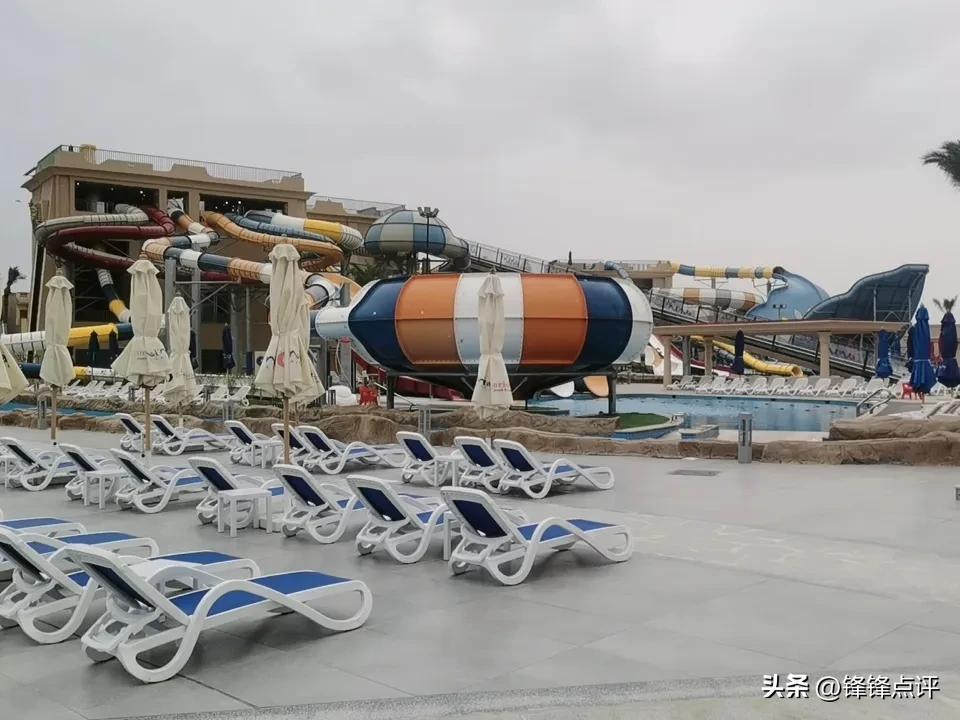 酒店对面有个游乐场，可以免费玩。我没带泳裤，感觉也很少人去。除了小孩，来这里的欧