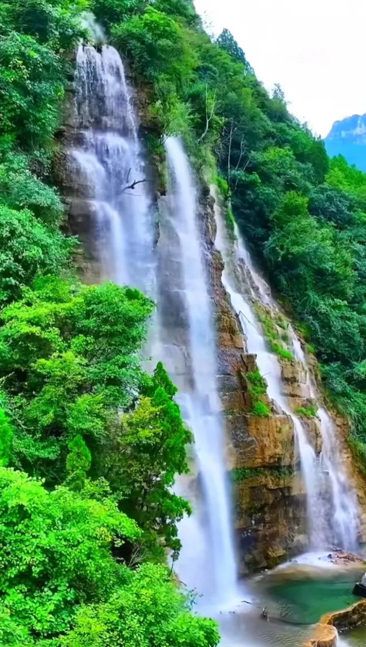 大自然的鬼斧神工，瀑布飞流直下三千尺！瀑布美景🏞 绝美瀑布的壮丽