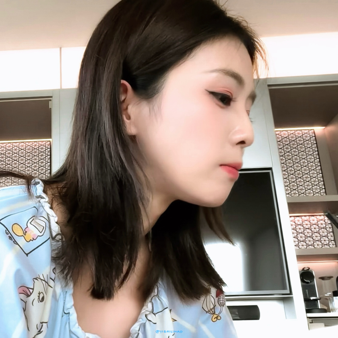 宝着一只贪吃的小猪.白鹿蓝月亮至尊全球代言人 .白鹿 .白鹿王韵娜