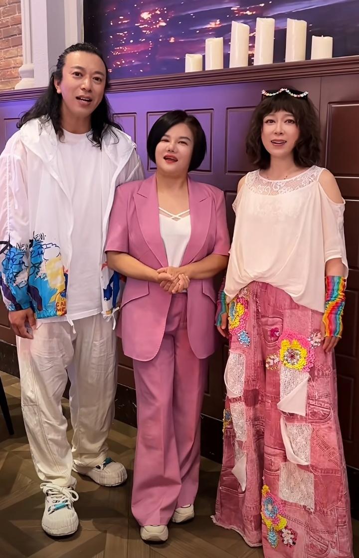 猜歌手挑战来袭！
一对广为人知的民谣夫妻组合，与一位声名远扬的星光大道女歌手同框