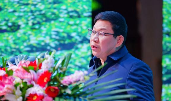 邢杰，1965年出生，内蒙古呼和浩特人，高级农艺师、农业技术推广研究员，主要从事