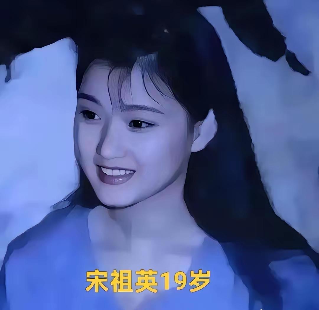 青春不言悔，
歌后那个美。
听完小背篓，
便知她是谁。