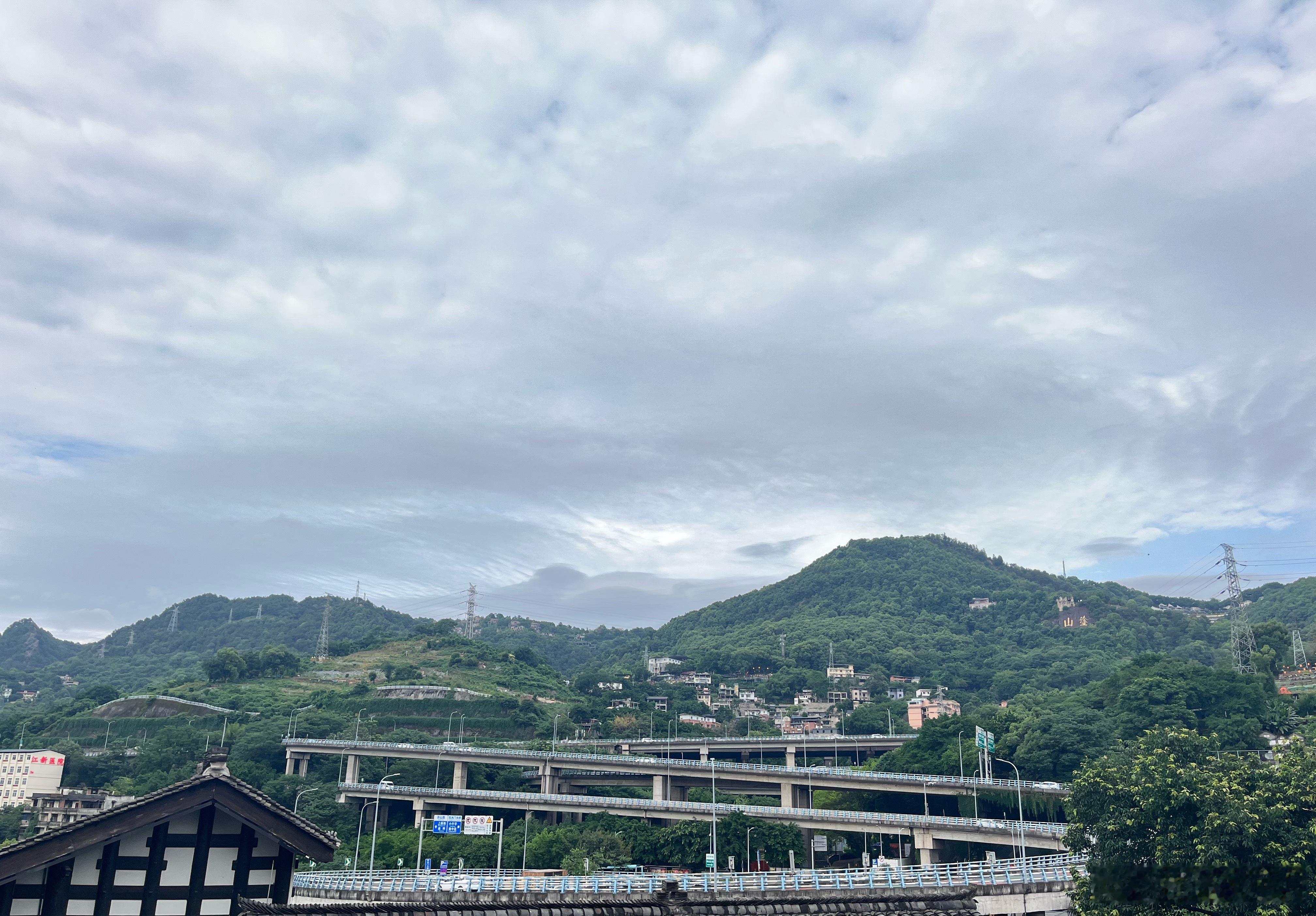 每日一句走心语录  生活从不写说明书，它只在你回头的瞬间，悄悄把答案塞进某一帧平