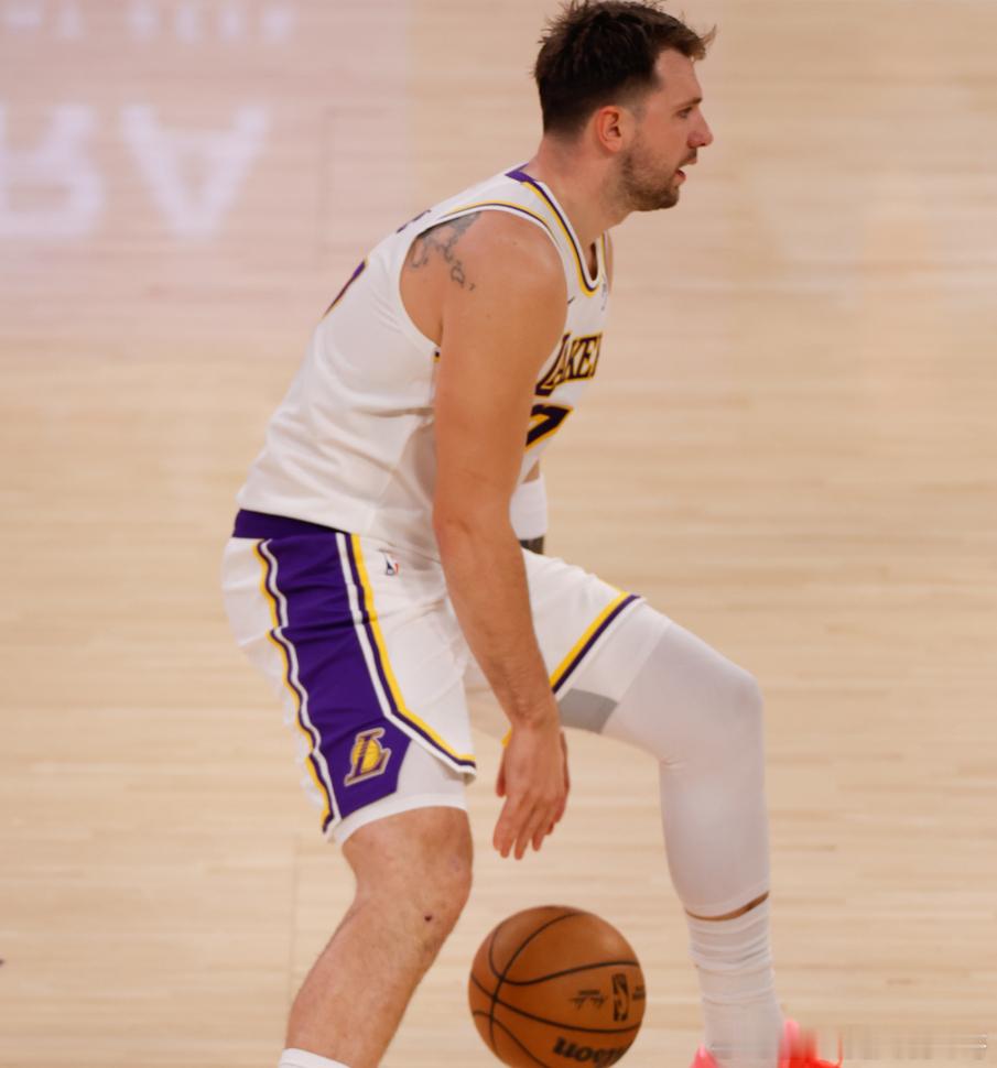 NBA杯1/4决赛，湖人上半场以58-70落后马刺。上半场比赛，东契奇出战20分