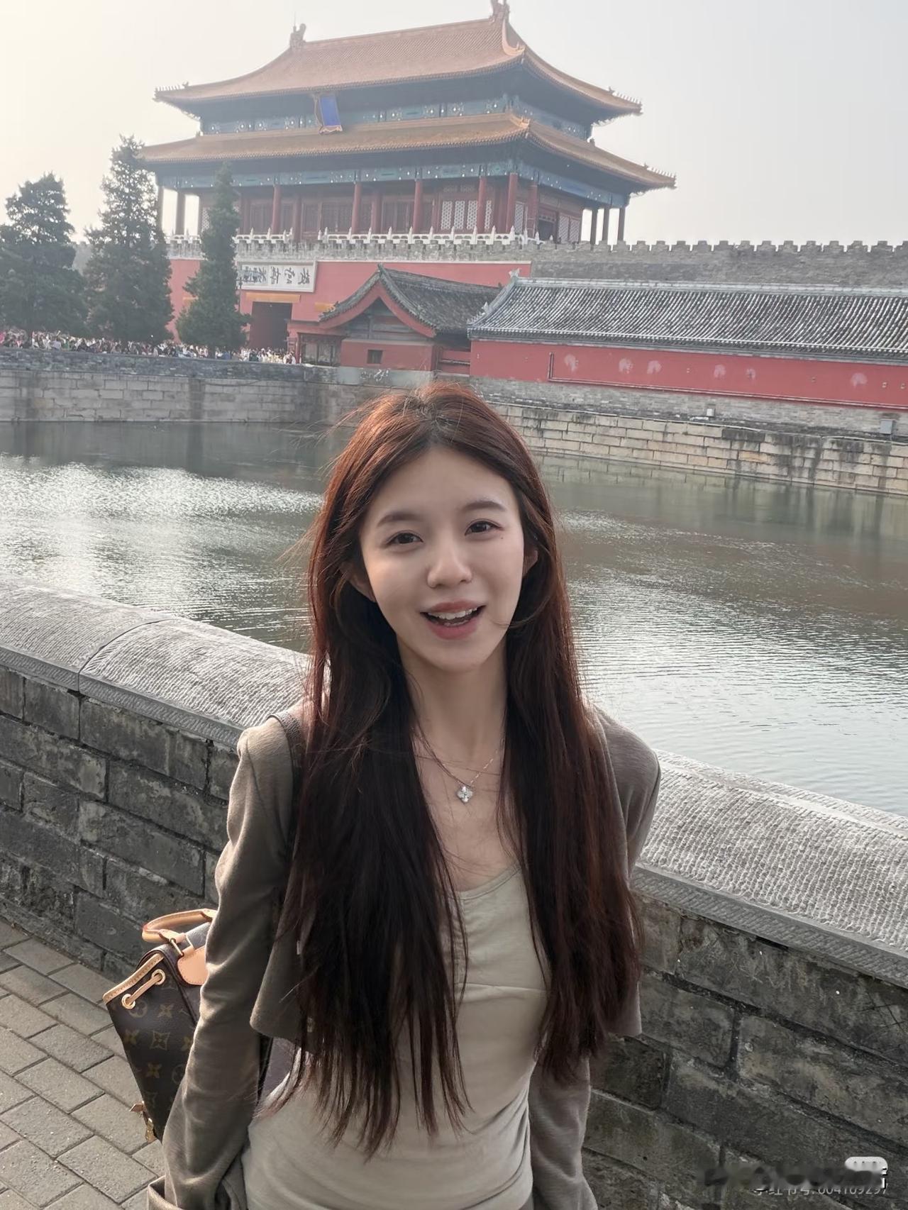 我认为应该管！孩子还没有完全形成看问题实质的能力，家长必须在这个人生的关键时刻为