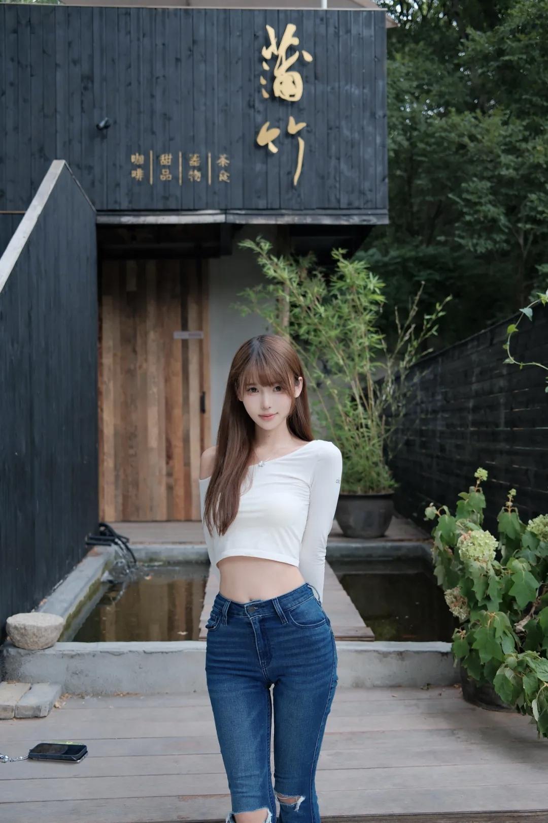 晒图笔记大赛甜美白衣少女在潘竹咖啡店前拍照，香味满溢，享受美好时光！