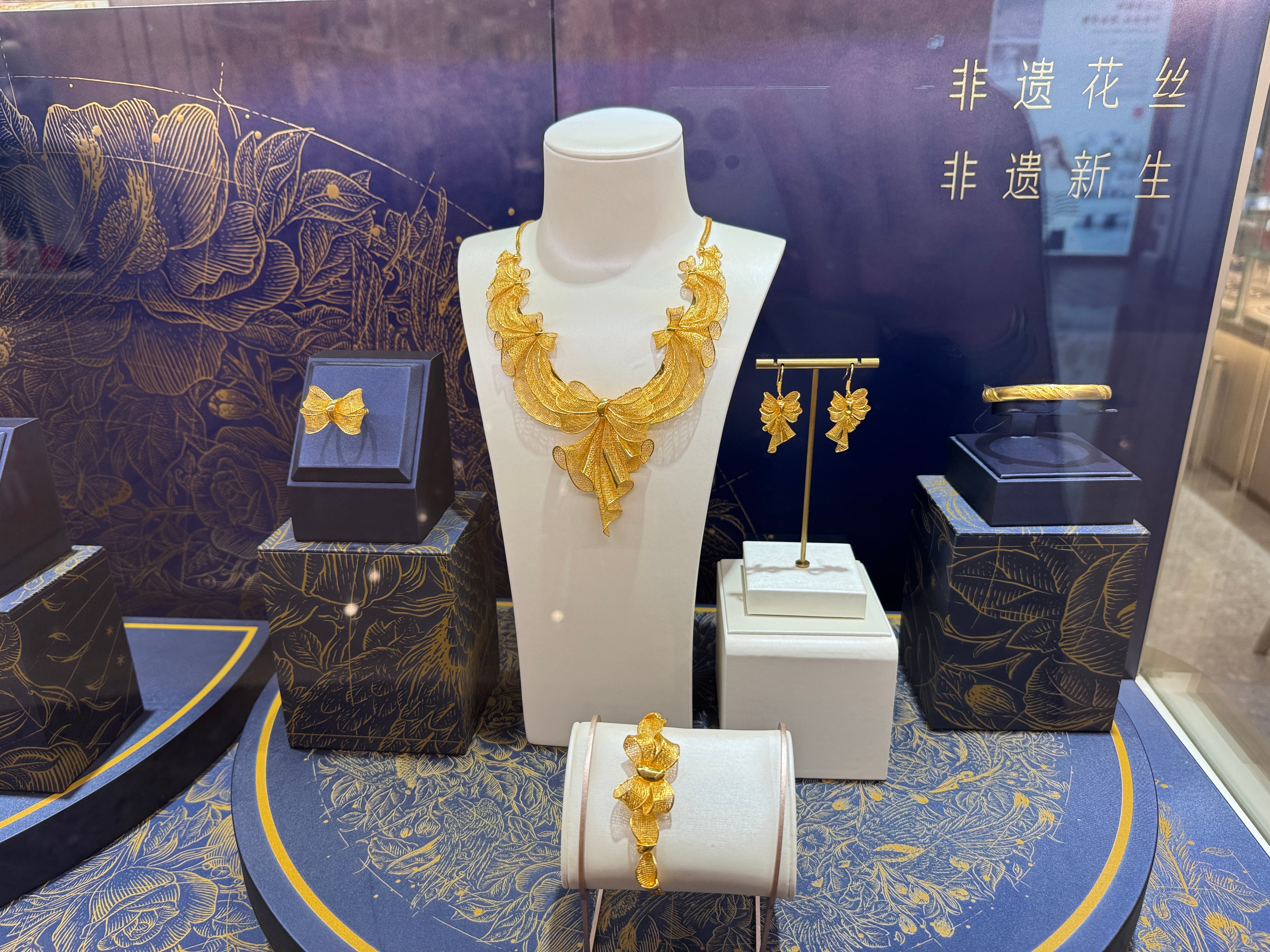 看到一套比较满意的首饰估计加起来80g吧 武汉·武汉大悦城