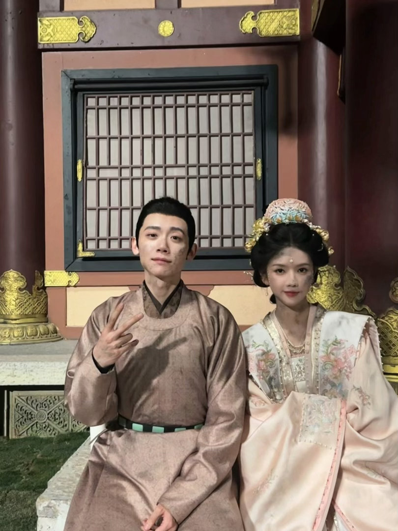 喻钟黎李卿快亲上了李卿喻钟黎老实人麦个大的 被火姝鄞花的共创视频甜到尖叫！喻钟黎