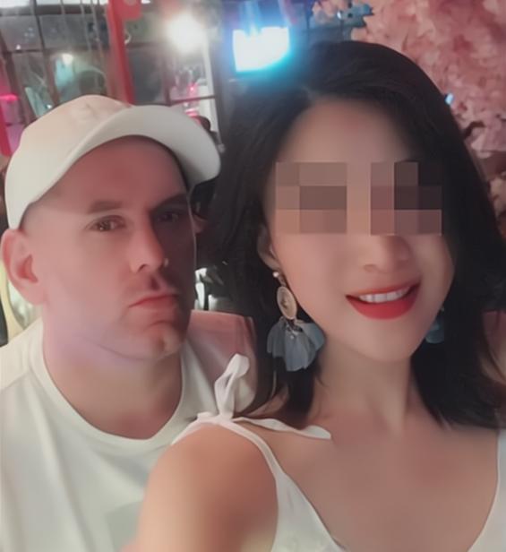 “泡她们实在太容易了。”一名40多岁的美籍教练，10年间在中国诱骗1200多名女