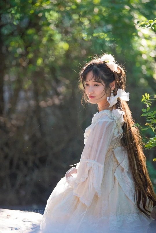 一年没剪头发的结果不知不觉头发留了整整一年，长度悄悄变长，氛围感直接拉满。发质越