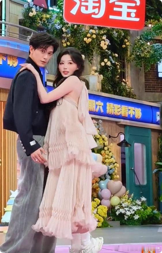 邓凯把孔雪儿扛在肩上就这个孔雪儿邓凯售后超级甜你好星期六氛围感直接拉满！邓凯孔雪