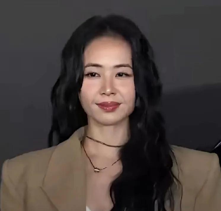 内娱终于出了一个可怕的歌手，那就是蔡依林，不是说她46岁法令纹明显，也不是说她自