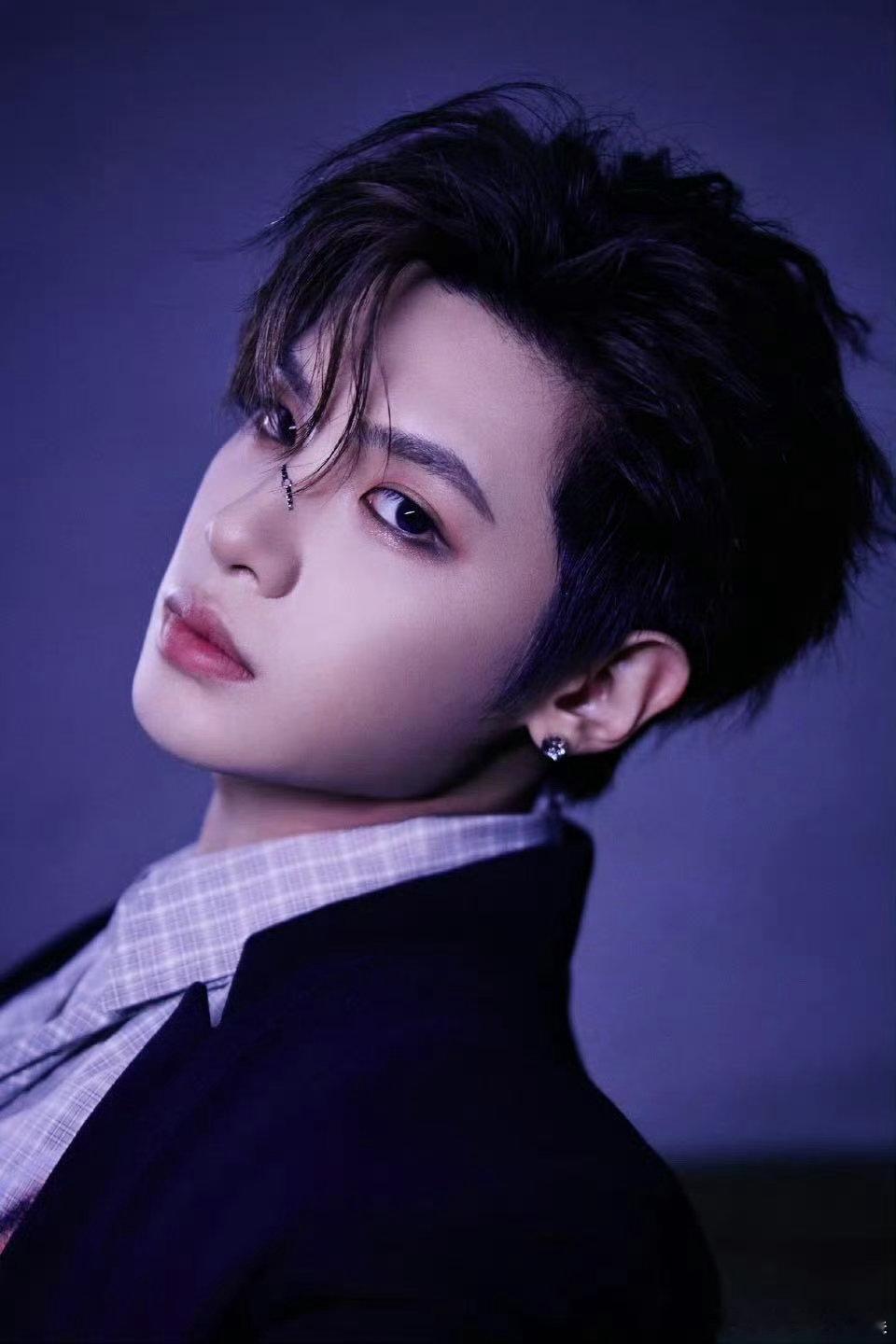 沈明辉在舞台这块得学学黄明昊 谁被小贾舞台帅晕！这两天被沈明辉萌到，见黄明昊音乐