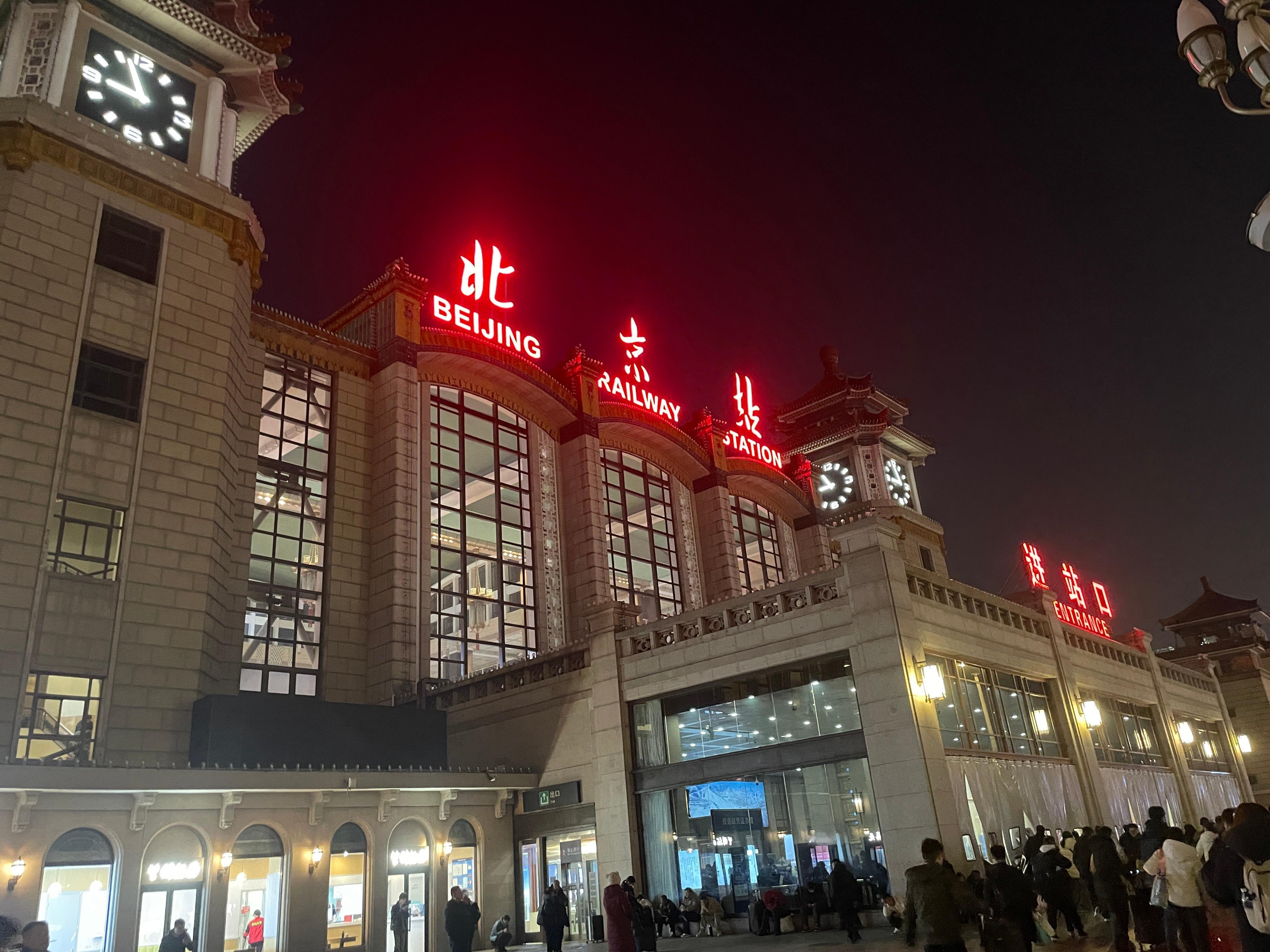 踏上回家的火车了，有钱没钱，回家过年