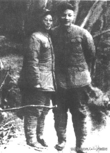 吴岱将军与夫人何云在战争年代合影。