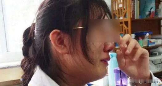 福建一女生高考志愿落榜，成绩只有364分，但女孩却坚称自己考了586分，一家人将