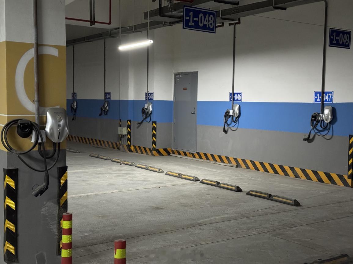 宁波一小区交付大半年地下充电桩为何成摆设 宁波鄞州区清辉东苑小区交付大半年，地下