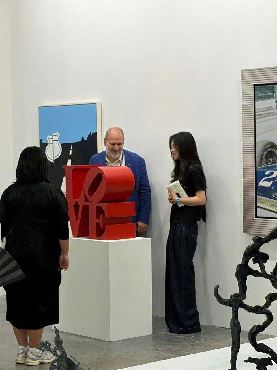 朱珠看展vs我看朱珠 朱珠的魅力真的太持久！看展时神情专注投入，浑身散发艺术香气