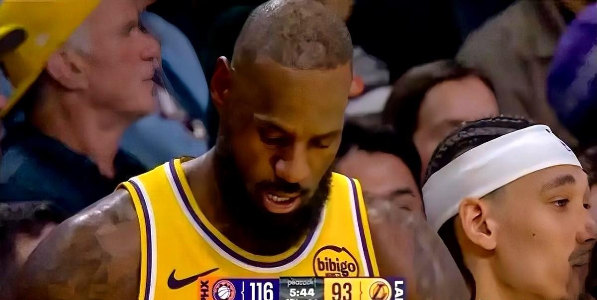 湖人对阵太阳的比赛中发生了非常有趣的一幕。

比赛第四节湖人落后二十多分，詹姆斯