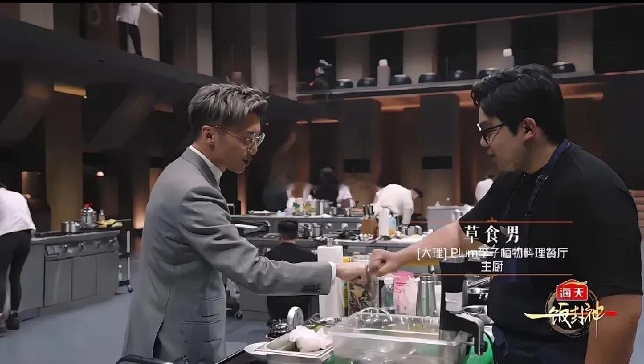 谢霆锋用手背试菜，网友：想起黄磊用手指头……厨师以为他要碰拳，还碰了一下，结果尴